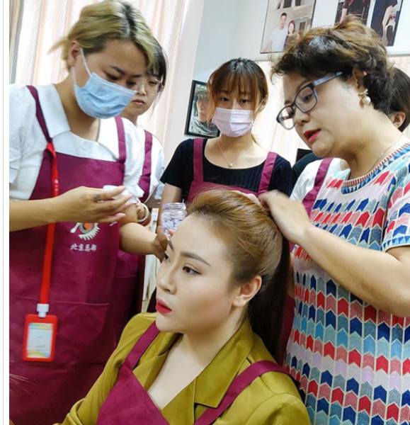 北京秦芳影视化妆学校：教学现场一览！